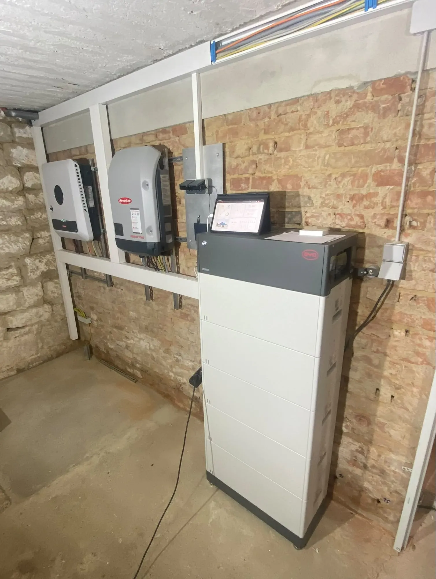 Solarna elektrana — Baterija u starom podrumu